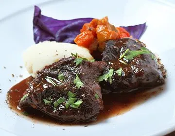 赤ワインソースを添えた牛肉料理