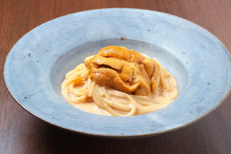 青い器の雲丹トマトクリームパスタ