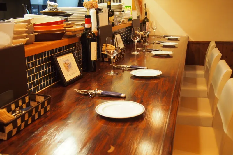 カウンターに並ぶ皿とワイングラス